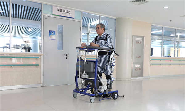 （图）sunbet官网下肢表骨骼训练器可共同医院天轨悬吊系统或助行器，援手用户发展康复训练2.jpg