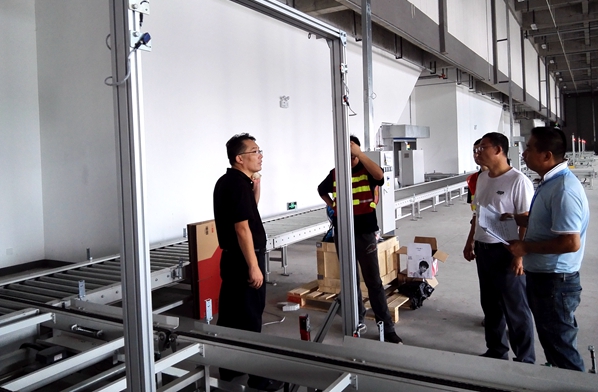 智能物流BG总裁王家宝在项目现场领导工作
