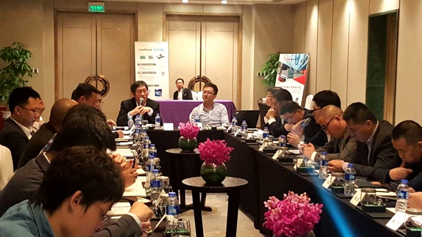 sunbet官网高级副总裁王宏玉在第一届中国移动机械人（AGV）产业联盟翘楚峰会上与联盟成员就联盟的发展进行热烈探求，并颁刊行业结合申明
