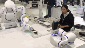 双臂合作机械人、柔性机械人与工作人员 组成的新型机械人为作站